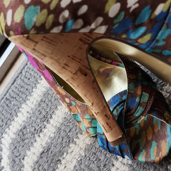 Steve Madden peep toe pumps. Beautiful multi-color pumps. 4.5" cork multi-color - Picture 4 of 4